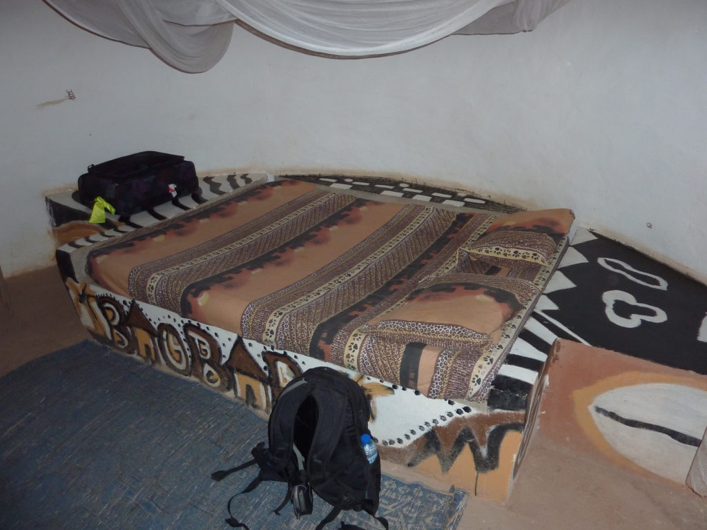 Un lit au campement du baobab