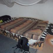 Un lit au campement du baobab