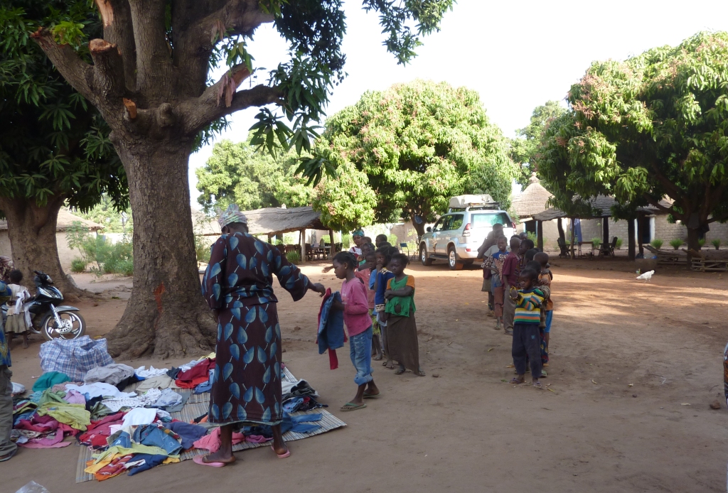 Distribution de vêtements aux orphelins de Sindou