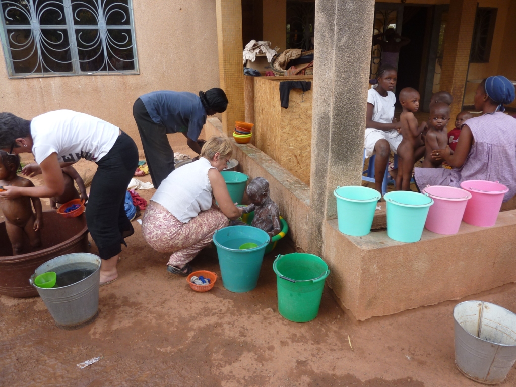 Toilette des bébés à l'orphelinat de Koudougou